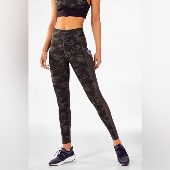 ✨Fabletics PowerHold Camo Leggings Size S - Picture 1 of 14